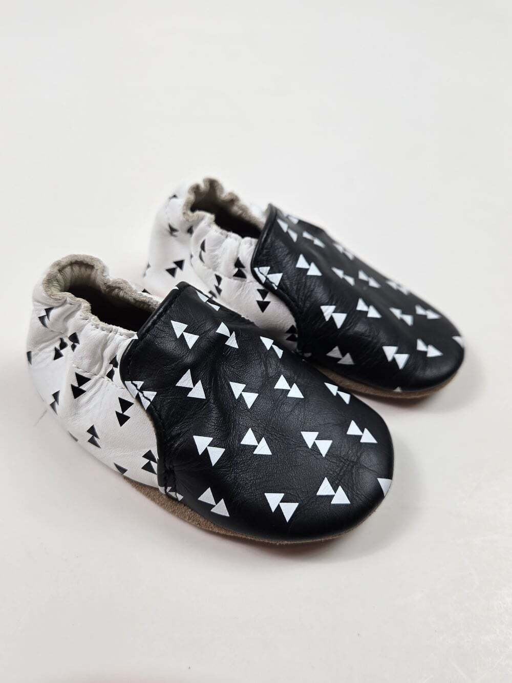 Robeez Baby Soft Sole Leather Crib Shoes 0-6 Months Black White Triangle Print